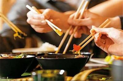 筷子选不对影响健康，你家里是不是也有这类筷子？