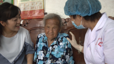 赞！澳门威尼人在线两位百岁老人接种新冠疫苗