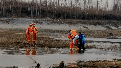 中學生被困“冰河” 兗州消防緊急救援