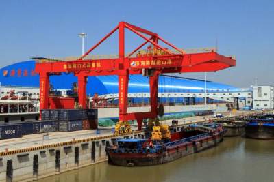 济宁：京杭运河与瓦日铁路交叉处“落子”，物流通江达海