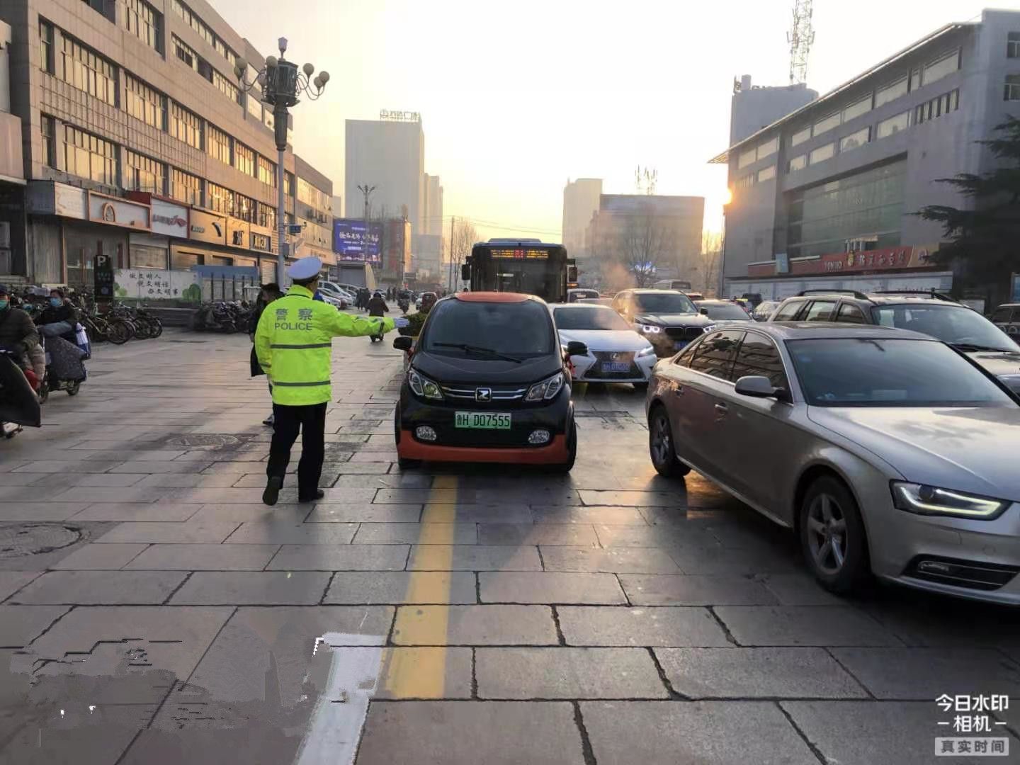 公交优先丨济宁交警对违法占用公交专用道行驶说“不”！