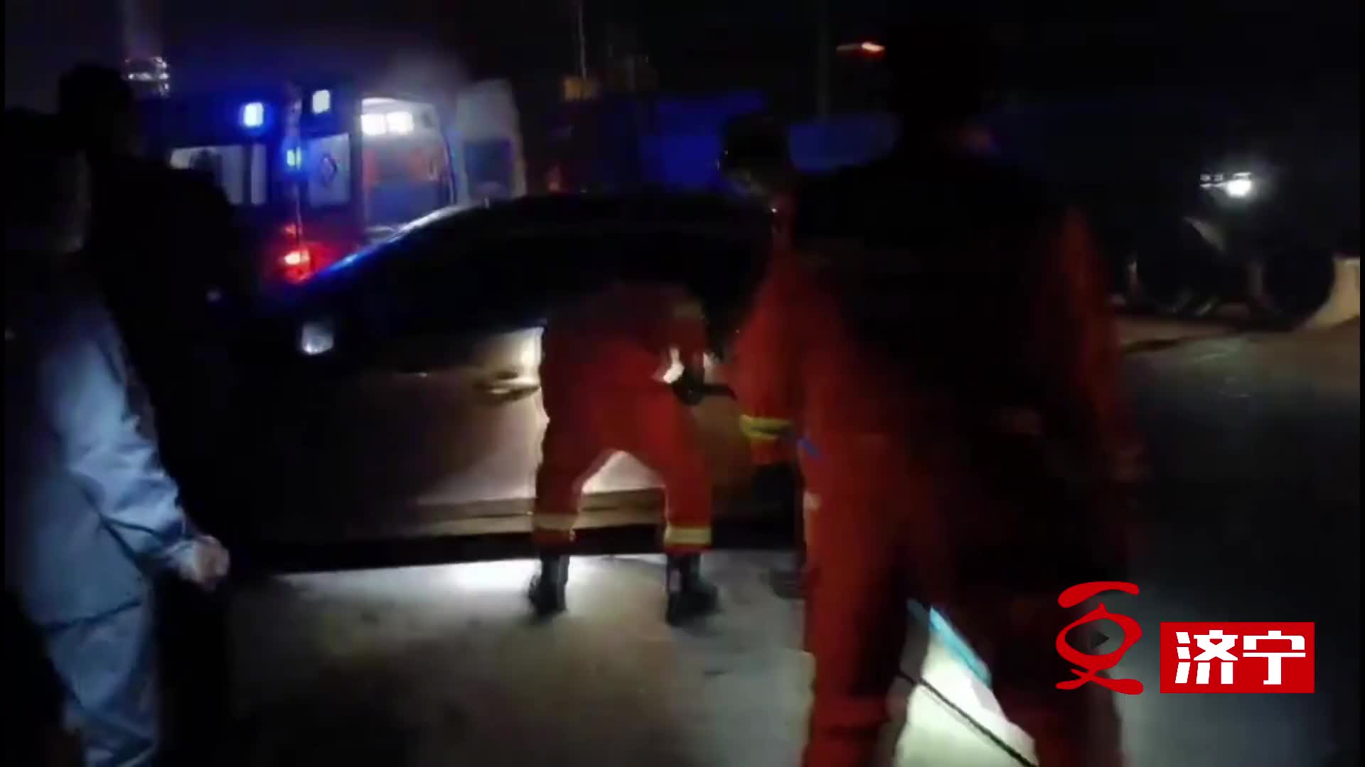 更济宁 | 车辆侧翻司机被困 消防员迅速营救