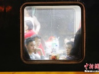 列车上的春运：小小车窗演绎温暖“回家情”