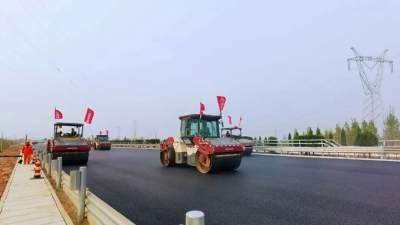 京台高速改扩建工程邹城段率先完成主线沥青路面摊铺施工