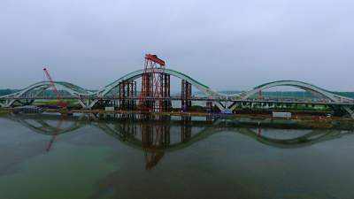 济宁市环湖大道东线工程（太白湖新区段）泗河大桥成功合龙