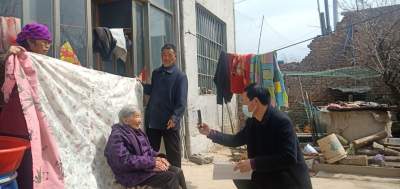 金乡为百岁老人办理残疾证 将便民服务送到家