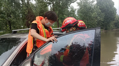 兖州强降雨致车辆被困  消防背出驾驶员