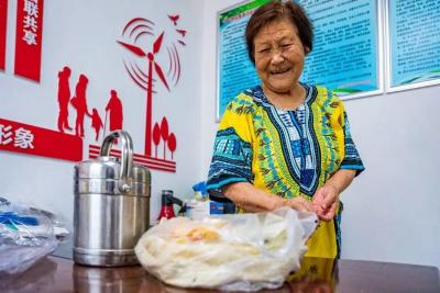 濟寧這位78歲大媽是個熱心腸，定期給社區防疫人員送愛心早餐
