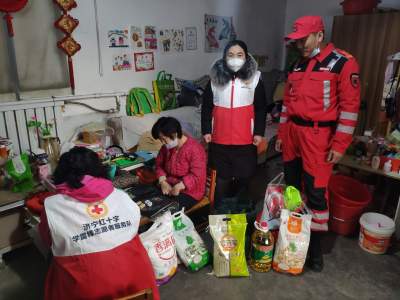 济宁市红十字会开展 “关爱留守儿童 情暖独居老人”志愿服务活动