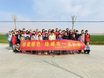 爱绿护绿 汶上县南站街道志愿服务队开展植树节活动
