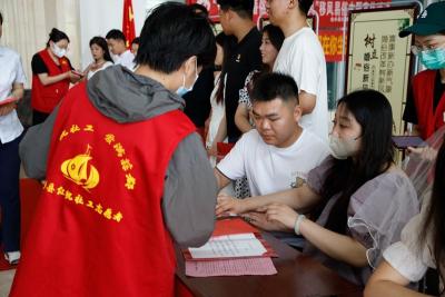为幸福加码！金乡“红帆社工”志愿服务助力“520”婚姻登记