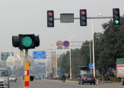 信号灯一直闪黄灯存在交通隐患 交警：正在维修中
