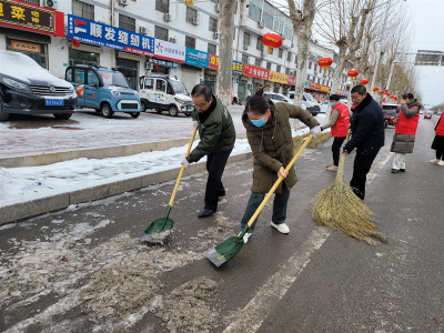 济宁汶上县南站街道铲雪铲冰志愿行 一起扫出“暖心路
