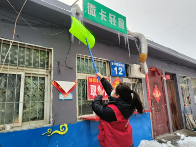 济宁高新区柳行街道：清理“冰溜子” 守护居民“头顶安全”