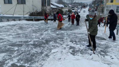 微山县鲁桥镇开展扫雪除冰志愿服务活动