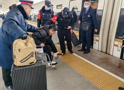旅客高铁上突发肾结石 曲阜东站救治化险为夷