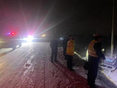 汶上县南站派出所紧急救助雪天侧翻车辆