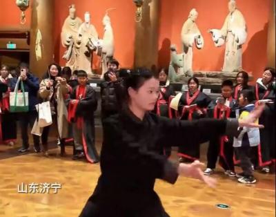 武术专业女大学生尼山圣境打太极拳，传统文化引发游客共鸣