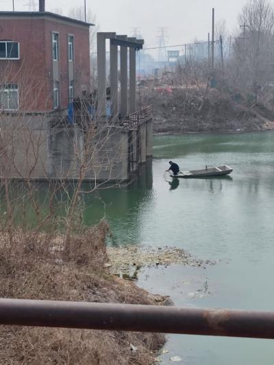运河上有人撒网捕鱼破坏生态环境 农业农村局现场巡查