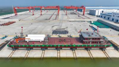 京杭运河“水上服务区”！济宁能源首艘80米油气加注趸船成功下水