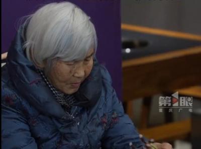 重庆一火锅店来了位87岁的服务员