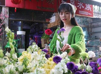 鲜花消费日常化 中国年轻人把春天“带回家”
