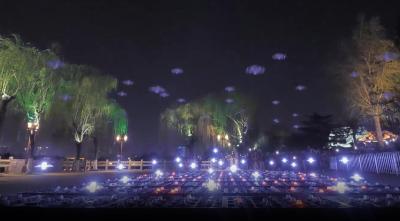 无人机点亮泉城夜空！大明湖璀璨如星河，500架无人机以天空为幕、以光影作笔，在明湖上空描摹栩栩“济南画卷”。
