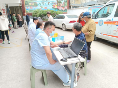 济宁高新区接庄街道八里营村开展老年人免费健康体检活动